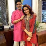 Tisca Chopra Instagram - How we did #diwali with my work fam .. At @stage5production and the OG @manishmalhotra05 .. And the blazing forces of @malhotra_dinesh @om_sunny_bhambhani @tanaymalhotra01 #louisebannerjee In frame @meetmshah #ianuranja @karanlalitbutani @surryamenen Thank you for the images 📸 @ziyuscontractor @tanaymalhotra01 Here’s to an illuminated Diwali with your families both at work and home ✨ Wearing the most delicious @aseemkapoor_official ♥️ #trainfromchhapraula #newbeginnings #cinema #film #writer #director #new #wip Bandra