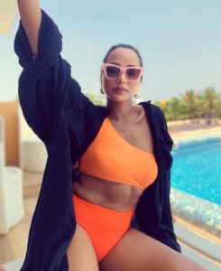 Tuhina Das Instagram - Hands up in the name of hotness! 🏝️🐚

#vacation #poolside #picoftheday #swimwear #tuhinadas