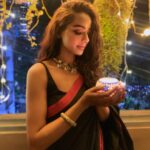 Tuhina Das Instagram - May your life be filled with light and prosperity. Happy Dhanteras Folks! 🫠🥰❤️ #diwali #tuhinadas #festivetime #sajuguju💋💄 Mumbai, Maharashtra
