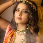 Ulka Gupta Instagram – DAY 1 featuring @ulkagupta as the Modern Indian Goddess where she represents the color orange🧡
.
Orange signifies the vibrant energy of life and the color represents the power and positivity brought by Goddess Kushmanda. It’s a day to pray for happiness, health, and prosperity.
.

Shoot Concept & Look Designed By:- @nehaadhvikmahajan @bridalsbynam @imuseacademy
.
💄MUA , Hair & Styling :- 
@nehaadhvikmahajan 
.
Assistant Stylist:- @styleby_vaishnavi 
.
🥻Saree :- @neerusindia
.
💍Jewelery :- @sonisapphire 
.
🎥:- @deepakdasphotography @kakali_das_photography 

#ulkagupta 
#makeup #ootd #nehaadhvikmahajan #makeupbyme💄 #nammakeovers #bride #to #be #bridal #look #bridalmakeupartist #destinationweddingmakeupartist #weddingmakeup #hair #hairstyling #nammakeovers #bollywood #television #makeupartist #mumbai #traveller #all #over #the #globe