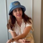 Urmila Matondkar Instagram - Can’t decide whether to chat or to pose 🤔😂😇