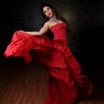 Urmila Matondkar Instagram - Let the drama unfold !! 👗 @amybillimoria 💄 @vijaysharmahairandmakeup 📸 @vijaysolankiphotography #red #drama #dance #dancewithme #didsupermoms
