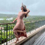 Urmila Matondkar Instagram - Ufff..blown away!! With the view, hospitality n warmth of @hiltongoaresort A warm thank you for a wonderful stay ❤️🙏🏻 #hastalavista 💕💕 #goadiaries #rain #rainyday #beach #beauty #breeze