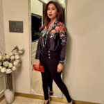 Urmila Matondkar Instagram - संडेवाली फोटु 🤩 Ps- Don’t miss #romeo 🐶 photobombing 😎❤️ #sundaypic #photobomb