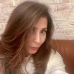 Urmila Matondkar Instagram - Art n artist behind it @whynot_byzeeba Small package of enormous talent,focus n passion for her work. Thank you for always surprising me with beauty n style 💥💥