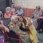 Urmila Matondkar Instagram - JOY..!! A day extremely well spent…spreading #love #goodness #warmth #kindness n #care Contentment felt by sharing happiness with underprivileged n needy can be compared with nothing else in the world 🙏🏻🙏🏻🙏🏻 Try it..even in small ways n gestures 😇😇