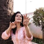 Urmilla Kothare Instagram - 🎵 जहां नहीं जाना था ये वहीं चला हाय रे ... . . #reelsinstagram #instamood #reelitfeelit #urmilakothare #dance #reels #wednesdaymusings #goodvibes 🌸