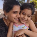Urmilla Kothare Instagram - Aap bataiyein..? Machli kahaan rehti hain..? 🤪😂 . . #reelsinstagram #funny #reels #mother #daughter #reelitfeelit #JizahAaniAai ❤️ Mumbai, Maharashtra