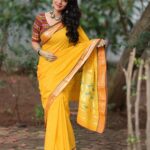 Urmilla Kothare Instagram – #Navratri2023 – आजचा रंग पिवळा (yellow) 💛
.
.
✨ Outfit : @massakali_saree
📸 Photography by @mandarbhadrike_photography 
.
.
.
#instagood #festival #navratri #photooftheday #goodvibes #sareelove #fashiondiaries #style ✨ Mumbai – मुंबई