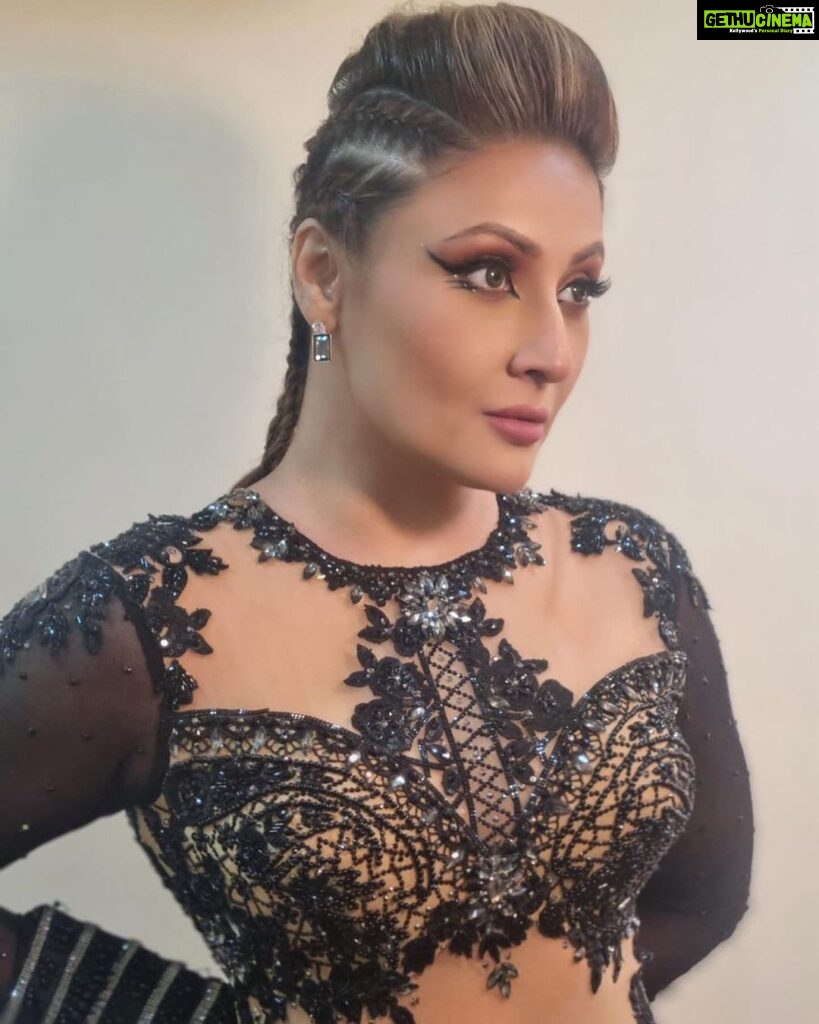 Urvashi Dholakia Instagram - All set for my first ever performance on #Jhalak 🖤 tell me how did you like my look? . . #jhalakdikhlajaa #jdj #urvashidholakia #realityshow #realitytv Costume by: @harshalds @shilpa.suraj.chhabra @komalsoni_