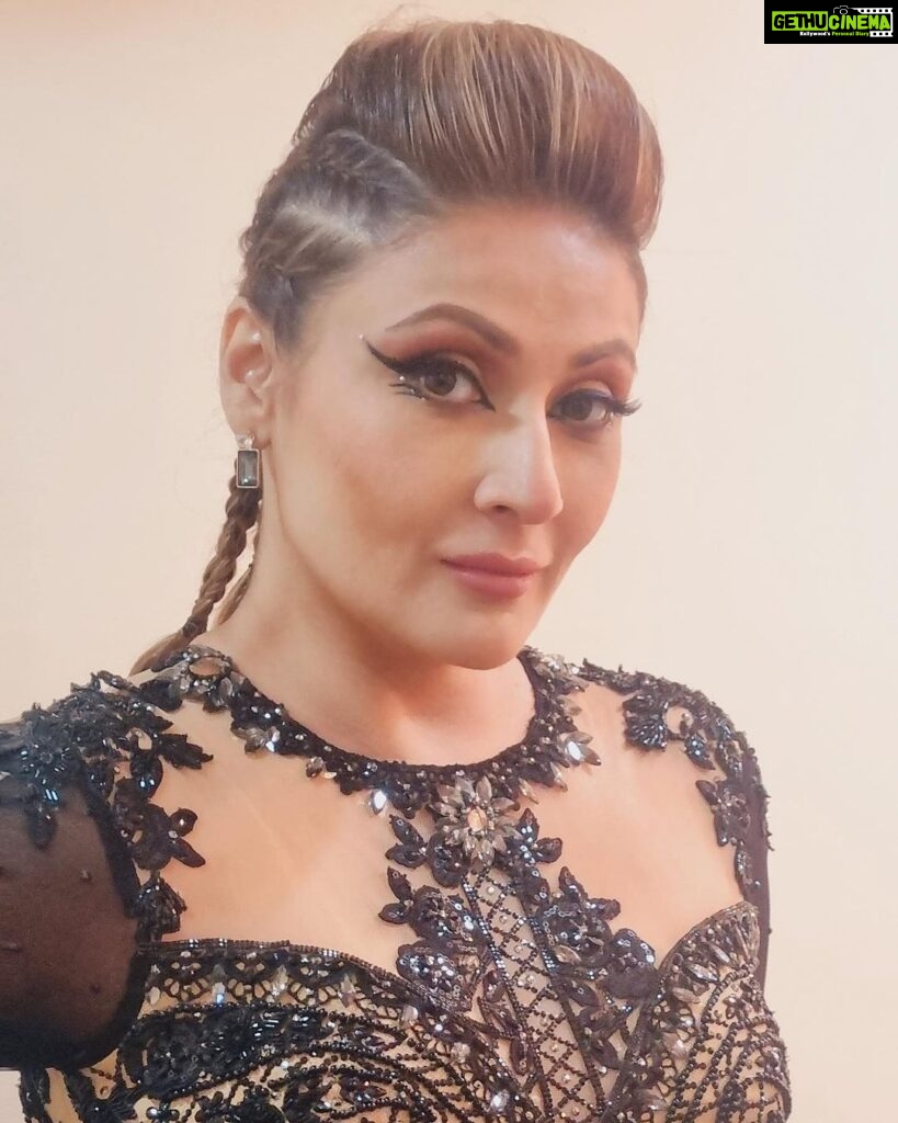 Urvashi Dholakia Instagram - All set for my first ever performance on #Jhalak 🖤 tell me how did you like my look? . . #jhalakdikhlajaa #jdj #urvashidholakia #realityshow #realitytv Costume by: @harshalds @shilpa.suraj.chhabra @komalsoni_