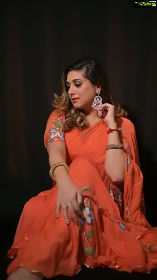 Vahbbiz Dorabjee Instagram - Wishing you all a #happydhanteras 🎉🎉🎉 May Goddess Laxmi Fill your Life with Wealth and Prosperity 🌸🪔 #diwali #diwalivibes Videography:- @ashish_ojha_photography Makeup & Hair:- @makeupbyurmee Outfit:- @bunaai