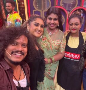 Vichithra Instagram - #goodluck to aneethi movie team for great success . 
Amazing day with lots of fun and laughter

@jovika_vijaykumar  @vanithavijaykumar