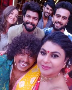 Vichithra Instagram - Inda sirippukku  ethhana  likes venalum tharalam 🥰🥰🥰🥰🥰🥰. #mydarlings 
Don't miss today's episode of #cookwithcomali4  #vijaytv  #vijaytelevision 
#vijaytvpugazh  #contestant  #selfie 
#selfieofday #smile #laugh
