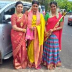 Vichithra Instagram - A new journey with a heartful laughter with the cutest and gorgeous #heroines of #karthigaideepam #zeetamilserial #thiruvidaimaruthur #zeetamil #shootmodeon #tamilserials