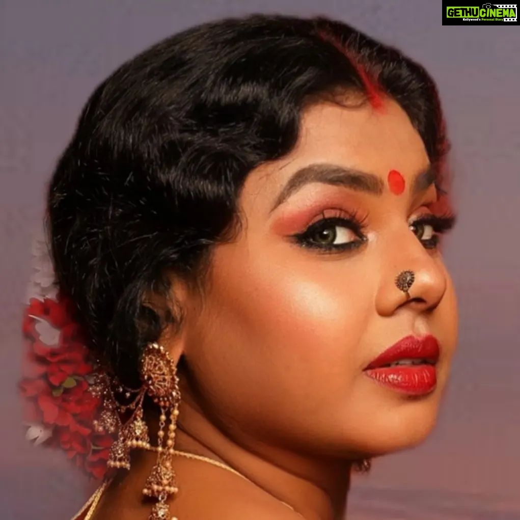 Vichithra Instagram - BE THERE FOR OTHERS .. BUT NEVER LEAVE YOURSELF BEHIND DEARS #goodmorning #goodmorningworld🌎 #happyweekend #picofinstagram #saturdayvibes #picofheday #saturday #photographers_of_india #saturdaynight #zoom #bindi #morninginspiration #red #traditional #strongwomen #getmotivatedbyvichu #stayfocusedonyourgoals #enjoylife #lifeofadventure #lifeisgood