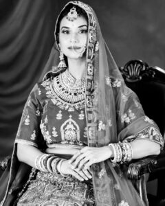 Vimmy Bhatt Instagram - In frame : @vimmybhat 
Image by : @thewayhridsees 
MUA. : @mariyamakeupnhair 

#editorials #studioshoot #ethnicwear #indianwear #bridallehenga #fashionphotography #ethnicshoot #lehenga #indianbride #instacollab #collaborationindia #blacknwhitephotography #bnwphotography #capture