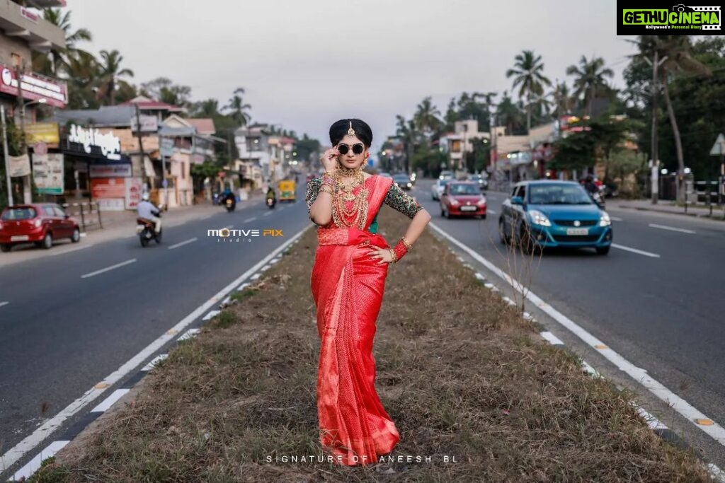 Vindhuja Vikraman Instagram - Bride ♥️ Pic @aneesh_motive_pix Mua @sudhi_s_kurup Saree @ahamboutique Blouse design @blackgold_designingstudio Jewelry @menorah_jewellers Nails @dartistry.in Hair @shabnas._.makeover Trivandrum, India