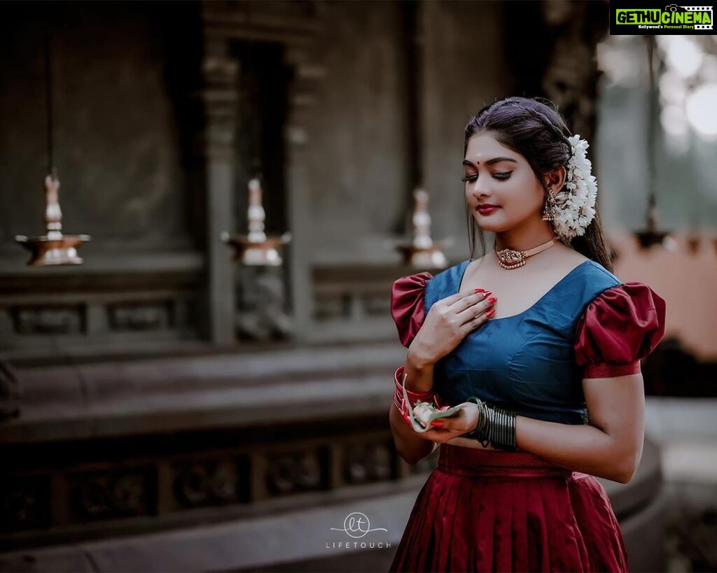 Vindhuja Vikraman Instagram - ഇന്ന് എനിക്കു ആശംസകൾ അറിയിച്ച എല്ലാവർക്കും ഒരു ആയിരം നന്ദി ❤️🙏🏻 Pic @vinod_lifetouch 📸 Mua @brides_of_vishu 💄 Costume @nova_fashion_boutique_by_brind 👗 Ornaments @haiziaramakeover Nails @dartistry.in 💅 Concept by @sreshta_makeover Palod, Kerala, India