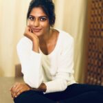 Vinusha Devi Instagram - Mornings with latte and a good book ❤️ Shot by @gk_.photography._ Mua @smokey_makeupbar_ #vinushadevi #goodmorning #recent4recent