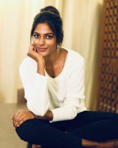 Vinusha Devi Instagram - Mornings with latte and a good book ❤️ 

Shot by @gk_.photography._ 
Mua @smokey_makeupbar_ 

#vinushadevi #goodmorning #recent4recent