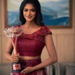 Vinusha Devi Instagram - 'Best Find- Vijay Television Awards-2022' Nothing short of a dream! 🥺 When I was called on the dias to receive the award from none other @praveen.bennett Sir, all I had in my heart was gratitude and only gratitude. Gratitude towards the audience who accepted me whole heartedly as Kannamma, Gratitude towards @globalvillagers our producer ‘venkatesh’ sir and @vijaytelevision whole team who trusted me with the character and let me live Kannamma in my way & last but not the least, heartful gratitude towards @praveen.bennett Sir who found me, mentored me, moulded me and made me believe I could be Kannamma in a very graceful way. I've put my heart and soul to fit myself as Kannamma and extremely happy that the Channel has rewarded me with a prestigious award within a really short span. I'm taking this as a recognition as well as a motivation to step further and work hard to give the best of the best to the audience who have accepted me on screen! Thankyou could be a small word, but it's filled all over heart! ♥️♥️♥️ I wanted to speak all this on the stage, but it was an extremely emotional moment that my eyes were welled up completely out of happiness and gratitude. THANK YOU SO MUCH ! 🧿❤️ With love, Vinusha Devi G Outfit : @studio149 Shot by : @haran_official_ #kannamma #barathikannamma #vijaytelevision #7thvijayteleawards #bestfindoftheyear