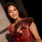 Vinusha Devi Instagram - 'Best Find- Vijay Television Awards-2022' Nothing short of a dream! 🥺 From dubsmash days to sleepless nights of doing reels to the place where I stand today! A very enriching journey through out with ups and downs and a lot of people putting up with me, rooting for me and giving me a pat everytime, this one is for each of you who travelled with me throughout by showering immense love every single time. Love you ❤️🌏 Outfit : @studio149 Vc: @haran_official_ #vinushadevi #bestfindoftheyear #bharathikannamma @vijaytelevision