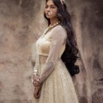 Vinusha Devi Instagram - BE YOUR OWN DREAMCATCHER ✨ Shot by @haran_official_ Outfit @studio149 Jewellery @fineshinejewels Mua @makeupbyvinushadevi #vinushadevi #barathikannamma #kannamma #deewanimastani #deewani #photoshoot