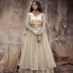 Vinusha Devi Instagram - BE YOUR OWN DREAMCATCHER ✨ Shot by @haran_official_ Outfit @studio149 Jewellery @fineshinejewels Mua @makeupbyvinushadevi #vinushadevi #barathikannamma #kannamma #deewanimastani #deewani #photoshoot