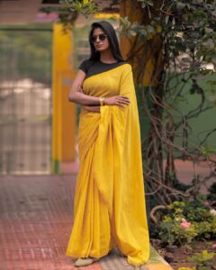 Vinusha Devi Instagram - Manjal veyil malaiyilea ✨

Inframe : @vinusha_devi 
Styling : @indu_ig 
Earrings : @adorebypriyanka 
Shot by : @haran_official_ 

#vinushadevi