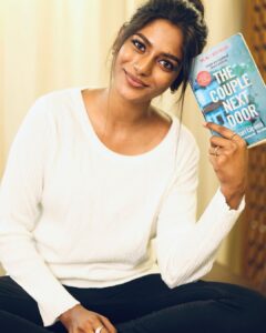 Vinusha Devi Instagram - Mornings with latte and a good book ❤️ 

Shot by @gk_.photography._ 
Mua @smokey_makeupbar_ 

#vinushadevi #goodmorning #recent4recent