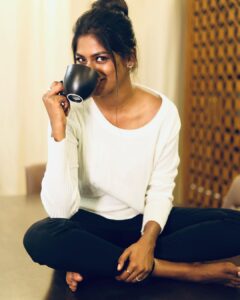 Vinusha Devi Instagram - Mornings with latte and a good book ❤️ 

Shot by @gk_.photography._ 
Mua @smokey_makeupbar_ 

#vinushadevi #goodmorning #recent4recent