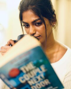 Vinusha Devi Instagram - Mornings with latte and a good book ❤️ 

Shot by @gk_.photography._ 
Mua @smokey_makeupbar_ 

#vinushadevi #goodmorning #recent4recent