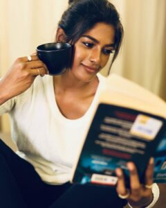 Vinusha Devi Instagram - Mornings with latte and a good book ❤️ 

Shot by @gk_.photography._ 
Mua @smokey_makeupbar_ 

#vinushadevi #goodmorning #recent4recent