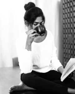 Vinusha Devi Instagram - Mornings with latte and a good book ❤️ 

Shot by @gk_.photography._ 
Mua @smokey_makeupbar_ 

#vinushadevi #goodmorning #recent4recent