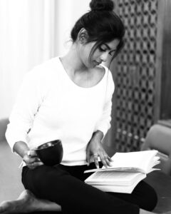 Vinusha Devi Instagram - Mornings with latte and a good book ❤️ 

Shot by @gk_.photography._ 
Mua @smokey_makeupbar_ 

#vinushadevi #goodmorning #recent4recent