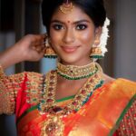 Vinusha Devi Instagram - @jastina_mua i just loved the way she kept my features enhanced not transformed ❤️ Event Organisers @mani_aka_mak media @teddy_palette Model @vinusha_devi Saree@aaryanairdesigns Blouse @sajna_bridal _wear_designer Jewels @aaranyarentaljewellery Veil @veilsbymsp Flowers @jayashree_hairstylist @manapookal Video and photography @sarancapture #vinushadevi #kannamma #bharathikannamma #bridalmakeup #mugurthamlook #model #jastinamua #photoshoot
