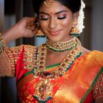 Vinusha Devi Instagram - @jastina_mua i just loved the way she kept my features enhanced not transformed ❤️ Event Organisers @mani_aka_mak media @teddy_palette Model @vinusha_devi Saree@aaryanairdesigns Blouse @sajna_bridal _wear_designer Jewels @aaranyarentaljewellery Veil @veilsbymsp Flowers @jayashree_hairstylist @manapookal Video and photography @sarancapture #vinushadevi #kannamma #bharathikannamma #bridalmakeup #mugurthamlook #model #jastinamua #photoshoot