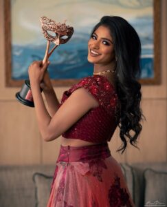 Vinusha Devi Instagram - 'Best Find- Vijay Television Awards-2022' 

Nothing short of a dream! 🥺

When I was called on the dias to receive the award from none other @praveen.bennett Sir, all I had in my heart was gratitude and only gratitude. 

Gratitude towards the audience who accepted me whole heartedly as Kannamma, Gratitude towards @globalvillagers our producer ‘venkatesh’ sir and @vijaytelevision whole team who trusted me with the character and let me live Kannamma in my way & last but not the least, heartful gratitude towards @praveen.bennett Sir who found me, mentored me, moulded me and made me believe I could be Kannamma in a very graceful way. 

I've put my heart and soul to fit myself as Kannamma and extremely happy that the Channel has rewarded me with a prestigious award within a really short span. 

I'm taking this as a recognition as well as a motivation to step further and work hard to give the best of the best to the audience who have accepted me on screen! 

Thankyou could be a small word, but it's filled all over heart! ♥️♥️♥️

I wanted to speak all this on the stage, but it was an extremely emotional moment that my eyes were welled up completely out of happiness and gratitude. 

THANK YOU SO MUCH ! 🧿❤️

With love, 
Vinusha Devi G 

Outfit : @studio149
Shot by : @haran_official_

#kannamma #barathikannamma #vijaytelevision #7thvijayteleawards #bestfindoftheyear