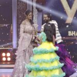 Vinusha Devi Instagram - 'Best Find- Vijay Television Awards-2022' Nothing short of a dream! 🥺 When I was called on the dias to receive the award from none other @praveen.bennett Sir, all I had in my heart was gratitude and only gratitude. Gratitude towards the audience who accepted me whole heartedly as Kannamma, Gratitude towards @globalvillagers our producer ‘venkatesh’ sir and @vijaytelevision whole team who trusted me with the character and let me live Kannamma in my way & last but not the least, heartful gratitude towards @praveen.bennett Sir who found me, mentored me, moulded me and made me believe I could be Kannamma in a very graceful way. I've put my heart and soul to fit myself as Kannamma and extremely happy that the Channel has rewarded me with a prestigious award within a really short span. I'm taking this as a recognition as well as a motivation to step further and work hard to give the best of the best to the audience who have accepted me on screen! Thankyou could be a small word, but it's filled all over heart! ♥️♥️♥️ I wanted to speak all this on the stage, but it was an extremely emotional moment that my eyes were welled up completely out of happiness and gratitude. THANK YOU SO MUCH ! 🧿❤️ With love, Vinusha Devi G Outfit : @studio149 Shot by : @haran_official_ #kannamma #barathikannamma #vijaytelevision #7thvijayteleawards #bestfindoftheyear