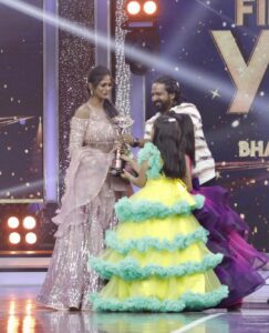 Vinusha Devi Instagram - 'Best Find- Vijay Television Awards-2022' 

Nothing short of a dream! 🥺

When I was called on the dias to receive the award from none other @praveen.bennett Sir, all I had in my heart was gratitude and only gratitude. 

Gratitude towards the audience who accepted me whole heartedly as Kannamma, Gratitude towards @globalvillagers our producer ‘venkatesh’ sir and @vijaytelevision whole team who trusted me with the character and let me live Kannamma in my way & last but not the least, heartful gratitude towards @praveen.bennett Sir who found me, mentored me, moulded me and made me believe I could be Kannamma in a very graceful way. 

I've put my heart and soul to fit myself as Kannamma and extremely happy that the Channel has rewarded me with a prestigious award within a really short span. 

I'm taking this as a recognition as well as a motivation to step further and work hard to give the best of the best to the audience who have accepted me on screen! 

Thankyou could be a small word, but it's filled all over heart! ♥️♥️♥️

I wanted to speak all this on the stage, but it was an extremely emotional moment that my eyes were welled up completely out of happiness and gratitude. 

THANK YOU SO MUCH ! 🧿❤️

With love, 
Vinusha Devi G 

Outfit : @studio149
Shot by : @haran_official_

#kannamma #barathikannamma #vijaytelevision #7thvijayteleawards #bestfindoftheyear