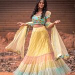 Vinusha Devi Instagram - Absolutely Loved my look for #vijaytelevisionawards - #preludeshow So cute & pretty outfit by @studio149 Accessories by @mspinkpantherjewel Photography by @haran_official_ Beautifully shot in a rustic place #vinushadevi #vijaytelevisionawards #preludeshow #bharathikannamma #kannamma