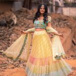 Vinusha Devi Instagram - Absolutely Loved my look for #vijaytelevisionawards - #preludeshow So cute & pretty outfit by @studio149 Accessories by @mspinkpantherjewel Photography by @haran_official_ Beautifully shot in a rustic place #vinushadevi #vijaytelevisionawards #preludeshow #bharathikannamma #kannamma