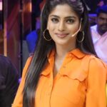 Vinusha Devi Instagram - Watch barathikannamma season 2 team on #startmusicseason4 today @vijaytelevision and have a entertaining sunday 🧡 #vinushadevi #barathikannamma2 #kannamma #chithra