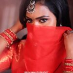 Vishnu Priya Instagram - Silk Smitha mam re-creation ❤️ Makeupartist : @rekha_.makeupartist Artist @ivishnupriyagandhi GOLDEN OPPORTUNITY for all those who wants to Succeed in their career 🔥 Become A BOSS of your own business 16 Days Advanced Bridal course with International Certification accredited by IAO ( certificate valid across all the countries - worldwide) Become Professional Makeup Artist in Just 16days of Intense Training by International Certified celebrity Makeup Artsit Rekha.. To Join our Upcoming Masterclass on OCTOBER 26 - NOVEMBER 10 Call or Watsapp 📞 9566031245 What Can I Learn from this Course? MAKEUP # Skincare # Skin preparation # Understanding n analysing client skin # Product knowledge # Choosing right foundation # Selecting concealer shades # Lens n lashes application # Self grooming # Eyebrow defining # Placement of eyeshadows # Perfect wing liner # Contouring techniques # Glitters n pigments application # Live demo sessions # HD makeup # Waterproof n transfer proof makeup # Airbrush makeup Hands on practice session #brazilian makeup techniques HAIRSTYLE * Product knowledge * Hair preparation * Hair sectioning parting * Blow dry techniques * Crimping * South Indian jadai * Hair extension technique * Types of curls * Messy bun * Different types of braids * Bridal hairstyles * Front hair variation * Maang tikka fixing 😊 10 Different types of Makeup 😊 10 Different types of saree draping 😊15 + different types of hairstyles 😊Hands on practice session with Products provided by our Academy 😊Different Type of Flower Making 😊MAHENDHI CLASS 😊NAILART CLASS 😊REALISTIC GODDESS MAKEUP 😊SFX MAKEUP 😊SELF GROOMING Session BENEFITS : ✅ACCOMIDATION &FOOD FREE FOR OUTOFSTATION STUDENTS ✅ 2 PORTFOLIO SHOOT FREE ✅ LEATHER VANITY TROLLEY FREE ✅BRANDED EYESHADOW FREE ✅JEWELLERY SET FREE ✅PHOTOSHOOT FREE LIMITED SEATS ONLY Reach Us to know Further Details ☎️9566031245 #silk #silksmitha #recreation #markantony #sjsurya #vishal #reelsinstagram #reelsviral #viral #trending #chennaimua #chennaimakeupartist #makeupartist #muachennai #rekhamakeupartist #trendingreels #tamil #tamilcinema #instadaily #vishnupriya #silksmithafans #reels #exploremore Rekha Makeup Artist - Professional Makeup Artist in Chennai