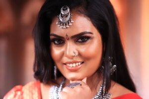 Vishnu Priya Instagram - Silk Smitha mam re-creation ❤️ 
Makeupartist : @rekha_.makeupartist 
Artist @ivishnupriyagandhi 

GOLDEN OPPORTUNITY for all those who wants to Succeed in their career 🔥 
Become A BOSS of your own business 

16 Days Advanced Bridal course  with International Certification accredited by IAO ( certificate valid across all the countries - worldwide) 

Become Professional Makeup Artist in Just 16days of Intense Training by International Certified celebrity Makeup Artsit Rekha..

To Join our Upcoming Masterclass on
 OCTOBER 28- NOVEMBER 11
Call or Watsapp 📞 9566031245

What Can I Learn from this Course?

MAKEUP 
# Skincare
# Skin preparation
# Understanding n analysing client skin
# Product knowledge
# Choosing right foundation
# Selecting concealer shades
# Lens n lashes application
# Self grooming
# Eyebrow defining
# Placement of eyeshadows
# Perfect wing liner
# Contouring techniques
# Glitters n pigments application
# Live demo sessions
# HD makeup
# Waterproof n transfer proof makeup
# Airbrush makeup
Hands on practice session
#brazilian makeup techniques

HAIRSTYLE 
* Product knowledge
* Hair  preparation
* Hair sectioning parting
* Blow dry techniques
* Crimping
* South Indian jadai
* Hair extension technique
* Types of curls
* Messy bun
* Different types of braids
* Bridal hairstyles
* Front hair variation
* Maang tikka fixing 

😊 10 Different types of Makeup
😊 10 Different types of saree draping
😊15 + different types of hairstyles
😊Hands on practice session with Products provided by our Academy 
😊Different Type of Flower Making
😊MAHENDHI CLASS
😊NAILART CLASS
😊REALISTIC GODDESS MAKEUP
😊SFX MAKEUP 
😊SELF GROOMING Session 

BENEFITS :
✅ACCOMIDATION &FOOD FREE FOR OUTOFSTATION STUDENTS 
✅ 2 PORTFOLIO SHOOT FREE 
✅ LEATHER VANITY TROLLEY FREE 
✅BRANDED EYESHADOW FREE
✅JEWELLERY SET FREE 
✅PHOTOSHOOT FREE

LIMITED SEATS ONLY
Reach Us to know Further Details ☎️9566031245

 

#silk  #silksmitha #recreation #markantony #sjsurya #vishal #reelsinstagram #reelsviral #viral #trending #chennaimua #chennaimakeupartist #makeupartist #muachennai #rekhamakeupartist #trendingreels #tamil #tamilcinema #instadaily #vishnupriya #silksmithafans #reels #exploremore