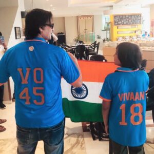 Vivek Oberoi Instagram - Passing down the legacy 🏏
Celebrating every six and wicket together🇮🇳 #teamindia 

#cwc23 #worldcup #cricket