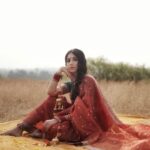 Vrushika Mehta Instagram - ज़रिया 🪔 . P.S: Consider this as my solo pre-wedding 🫣 📸 @ad_wait8 Edited by: @randomankit04 Thank you @kadhuwabanaras for customising this beautiful bridal saree for me ❤️ #wedding #bride #weddingphotography #bridalsarees #picoftheday
