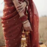 Vrushika Mehta Instagram - ज़रिया 🪔 . P.S: Consider this as my solo pre-wedding 🫣 📸 @ad_wait8 Edited by: @randomankit04 Thank you @kadhuwabanaras for customising this beautiful bridal saree for me ❤️ #wedding #bride #weddingphotography #bridalsarees #picoftheday