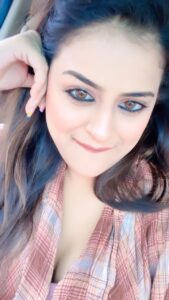 Yamini Singh Instagram - 🤭 

@khesari_yadav 🖤🦁
@official.sapna_chauhan ❤️
@wavemusic ❤️

#gurupurnima